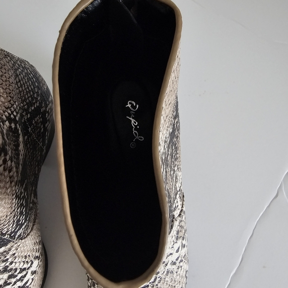 Qupid women's bootie snakeskin black white block heel 7.5 - Picture 6 of 7